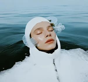 The weight of light in endless fields